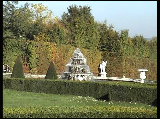 Fountain (zoom) Lizzie Hughes